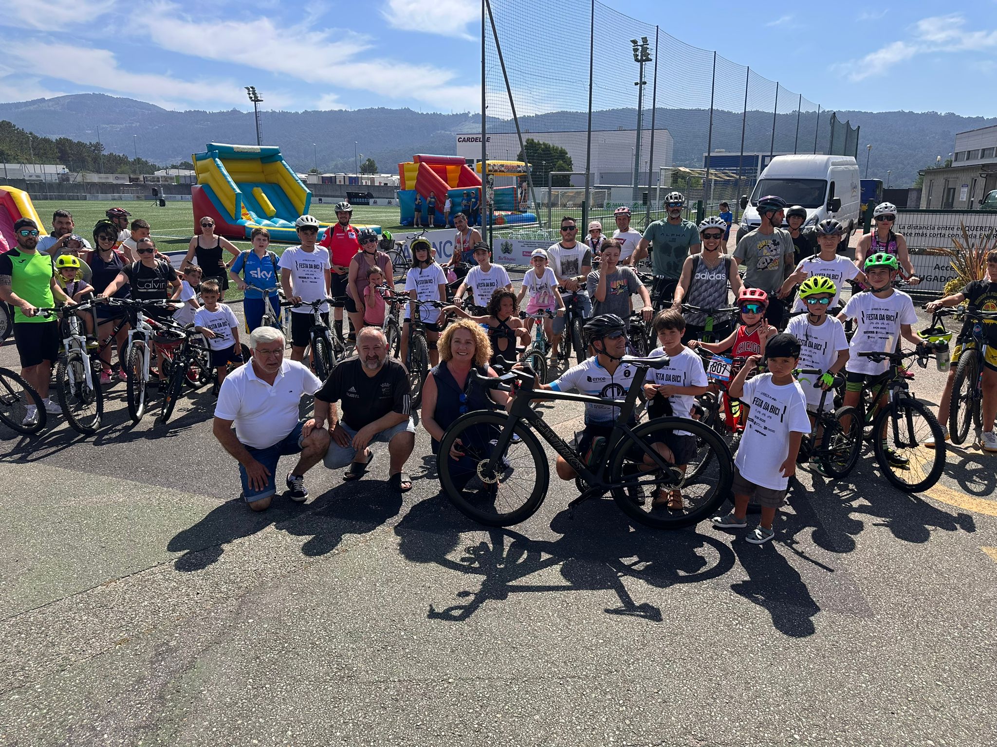 Centos de participantes na Festa da Bici en Mos