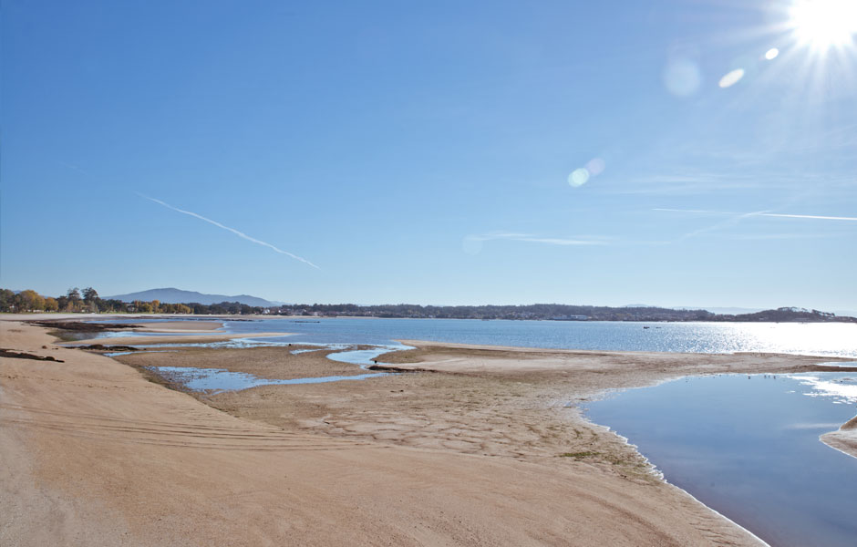 Unos piragüistas recuperan el cuerpo de un hombre, cerca de una playa de Boiro