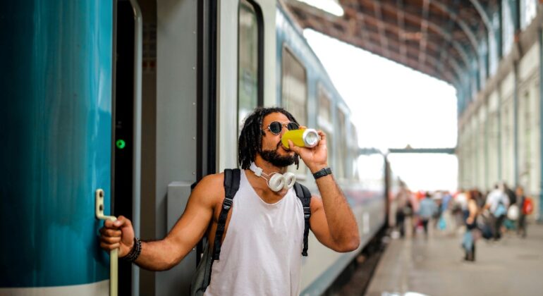 El Gobierno aprueba el programa 'Verano Joven 2025', con descuentos de hasta el 90% para viajar