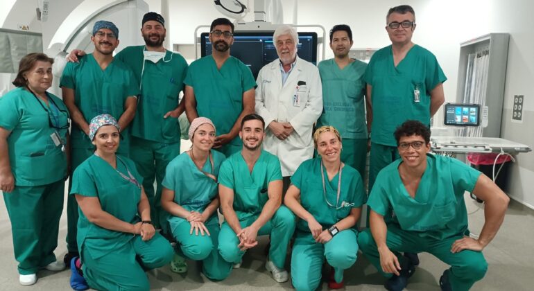 Cardiología del Cunqueiro emplea, por primera vez a nivel mundial, una nueva técnica de tratamiento de estenosis aórtica