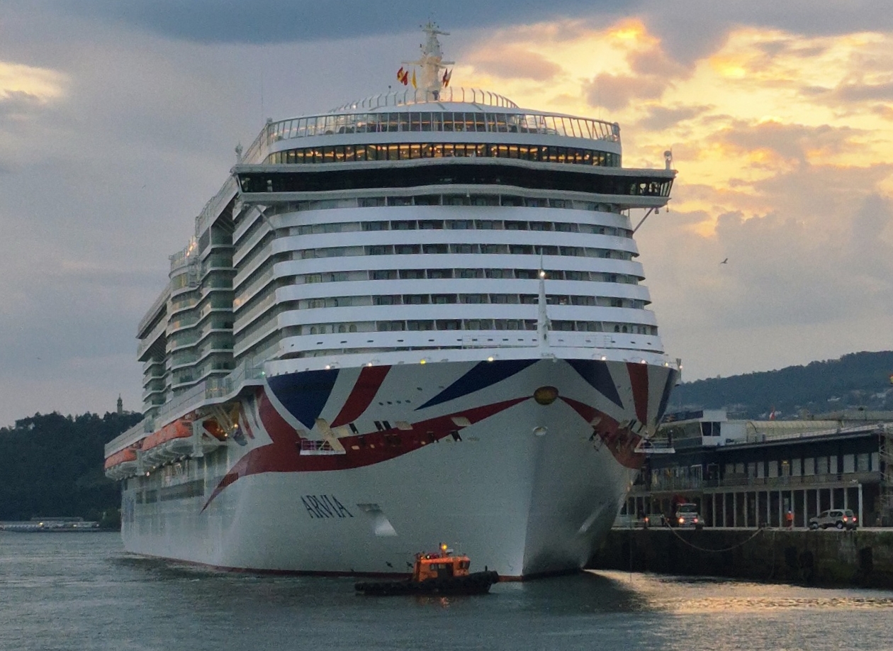 El 'Arvia', con más de 5.000 pasajeros, primer crucero del fin de semana en Vigo
