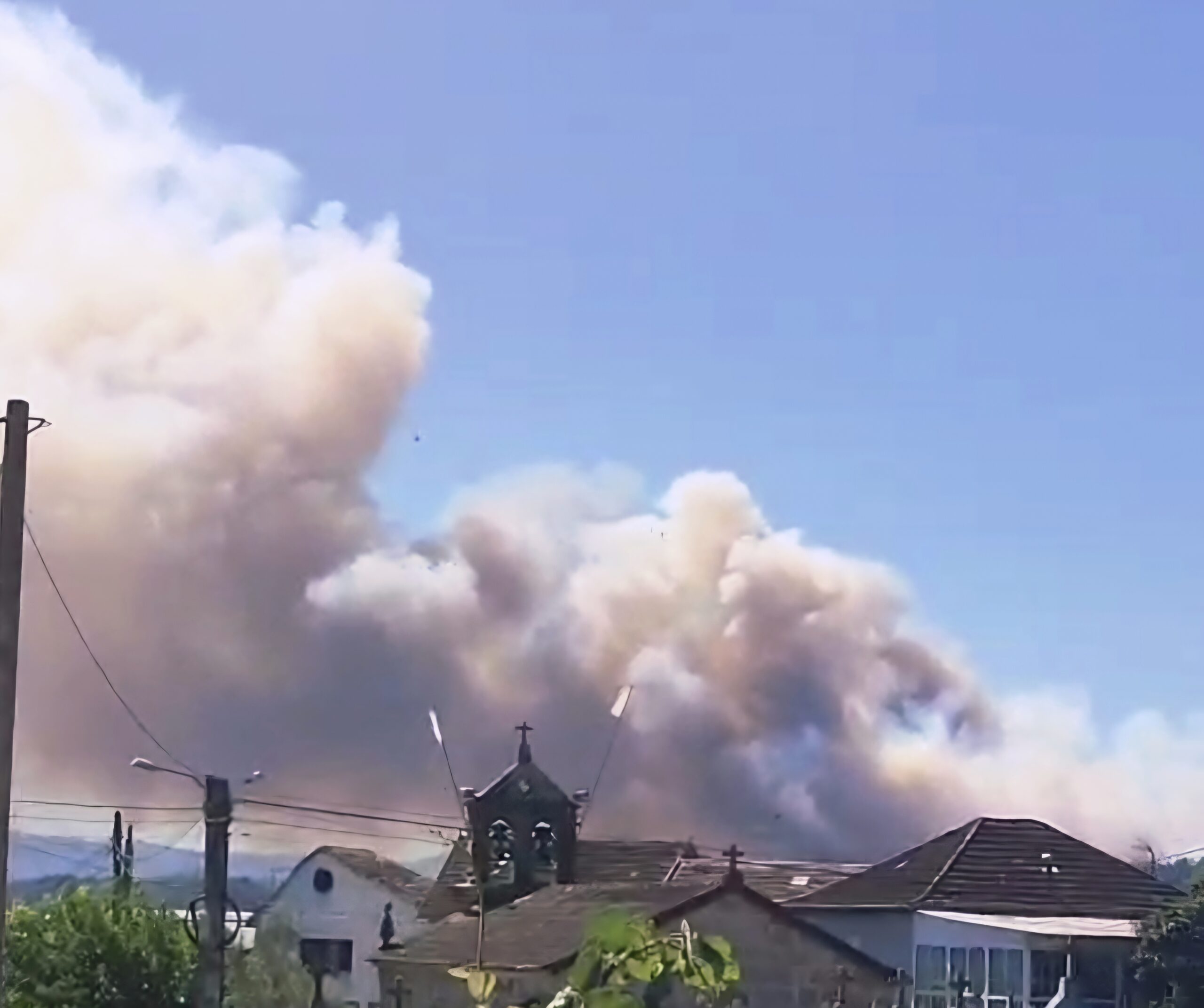 Los equipos de extinción a punto de estabilizar el incendio de Salvaterra, que arrasa 30 hectáreas