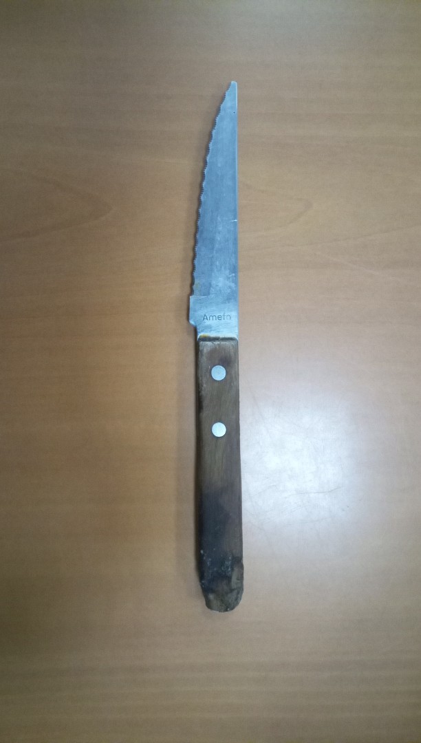 Amenaza de muerte a su madre, poniéndole un cuchillo en el cuello