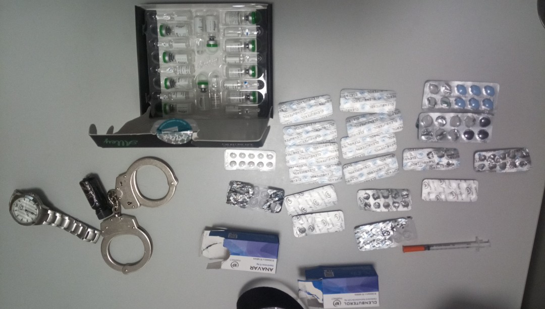 Sorprendido con numerosas pastillas y ampollas anabolizantes, 3.900€, cajas de Viagra y unas esposas