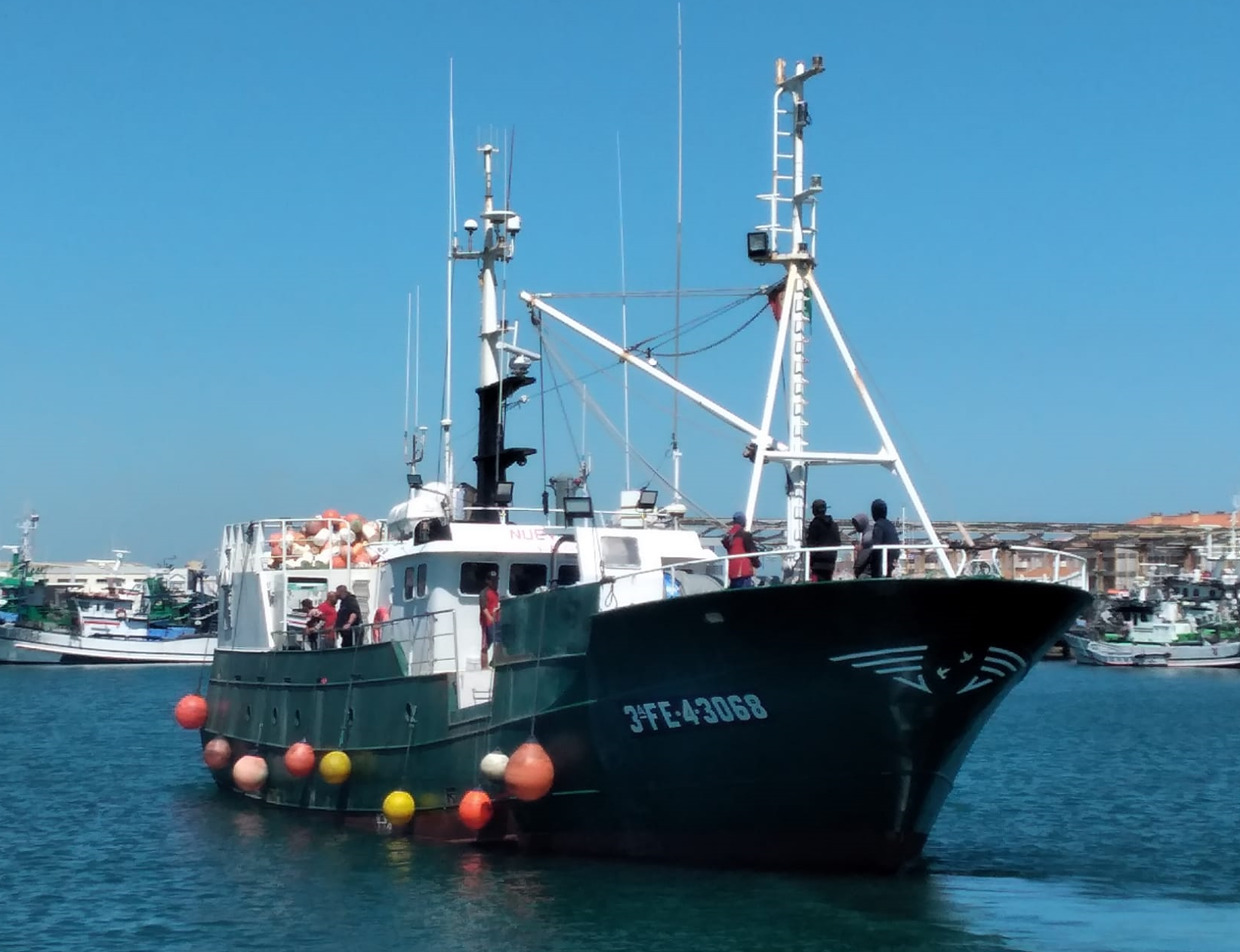 Rescatados sanos y salvos los 11 tripulantes de un pesquero de A Guarda que se fue a pique en el Atlántico