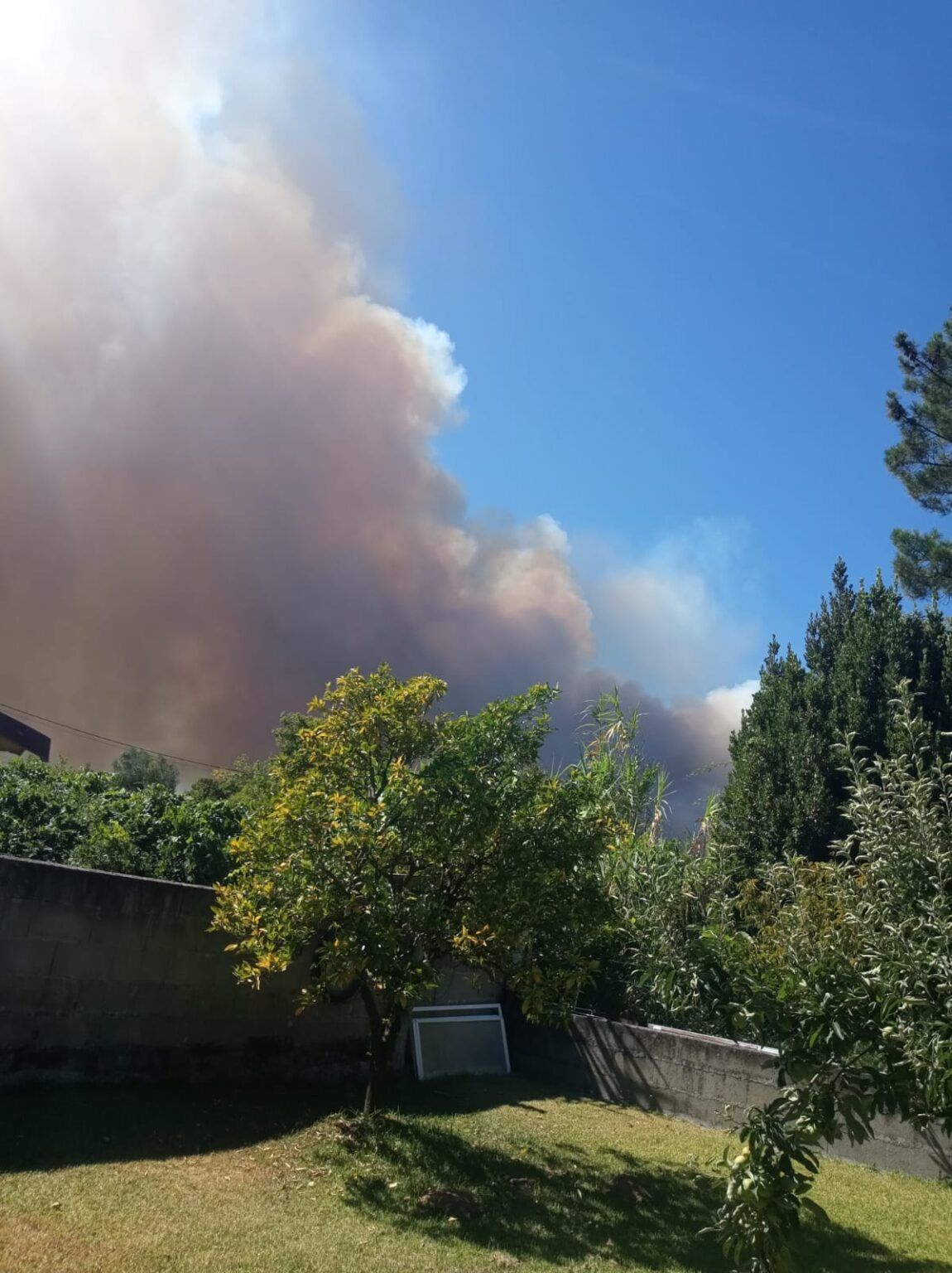 Investigan a dos personas, de 40 y 60 años, por el incendio de Pesqueiras, en Salvaterra