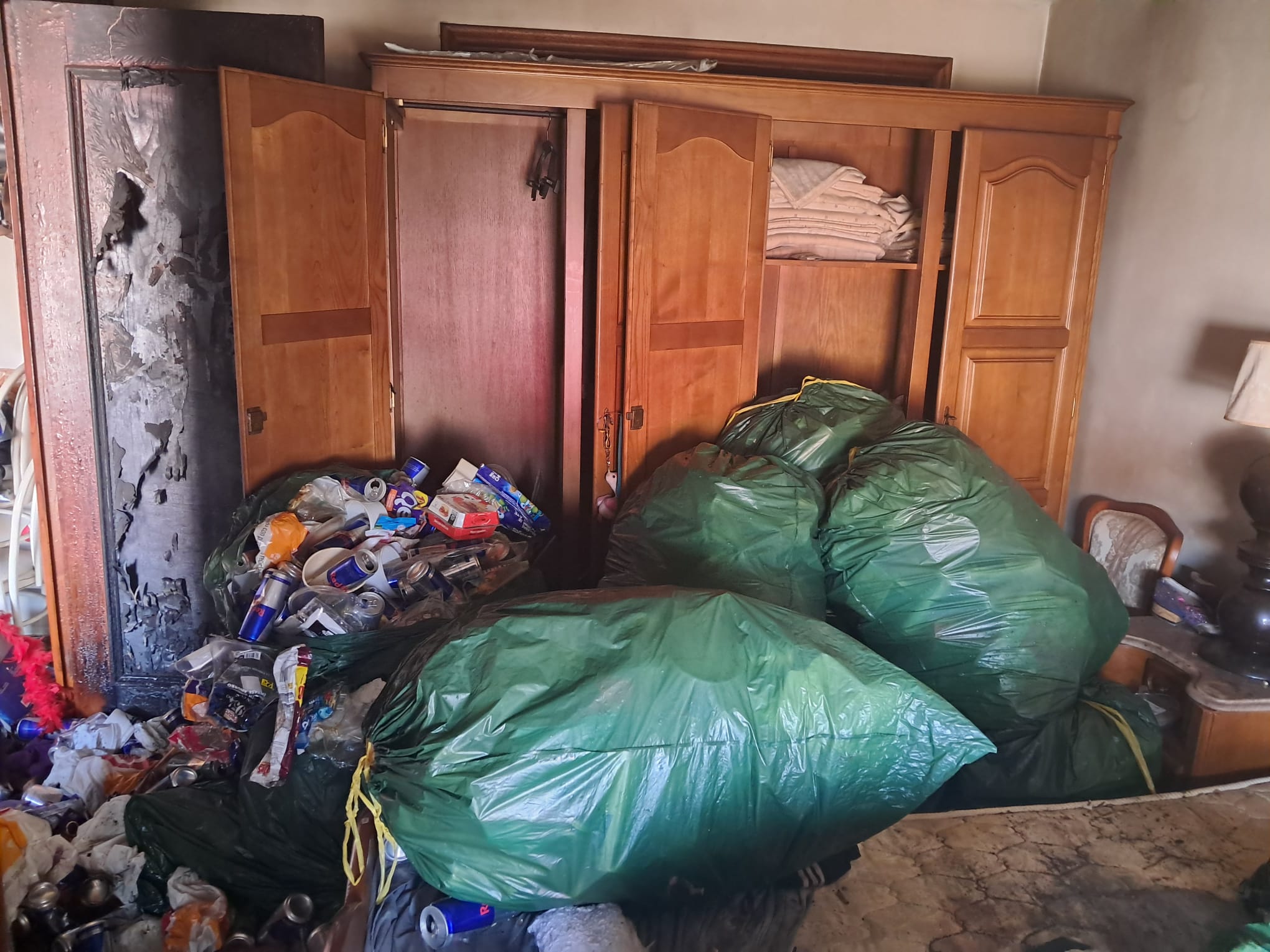Arde un piso lleno de basura, en la calle José Antela Conde
