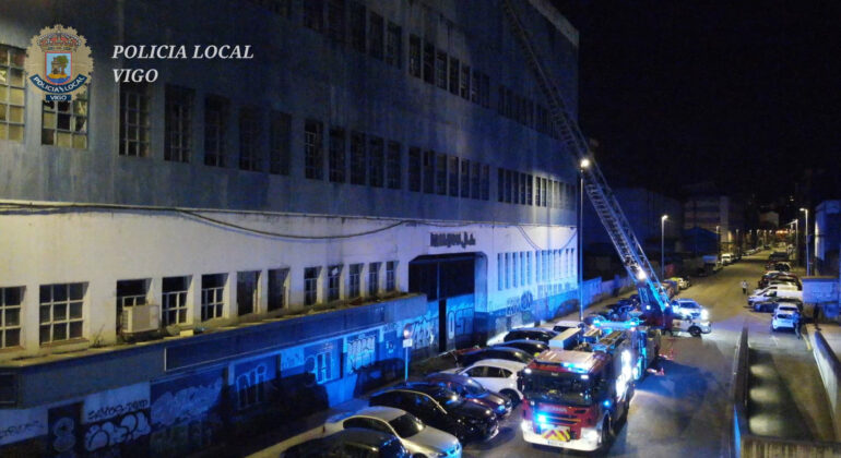 Rescatan a dos personas de la antigua nave de Pescanova, donde se produjo otro conato de incendio