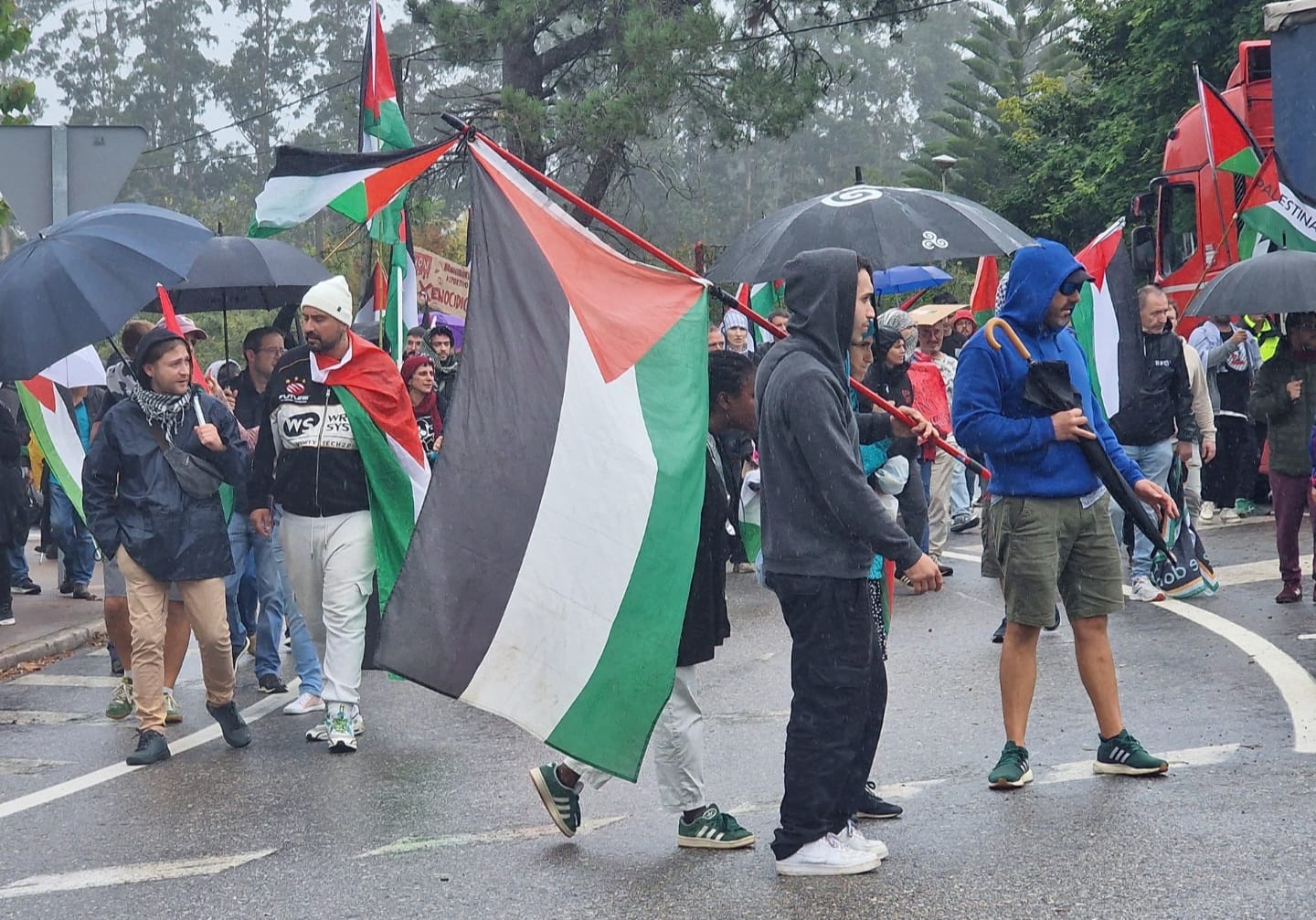 Detenida una persona por protestar contar Israel, durante el paso de La Vuelta por Mos