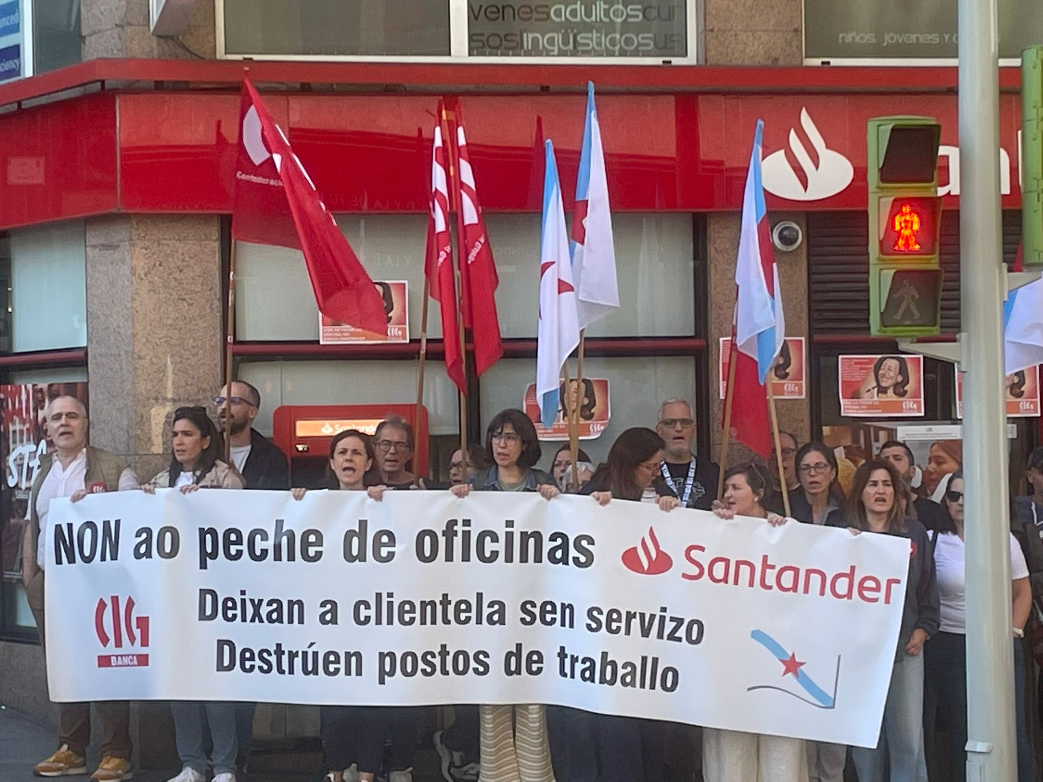 Denuncian el cierre de oficinas del Banco de Santander, la última en el cruce de Llorones