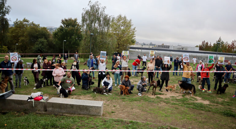 Concentración en Barreiro contra el proyecto de parque canino previsto por el Concello