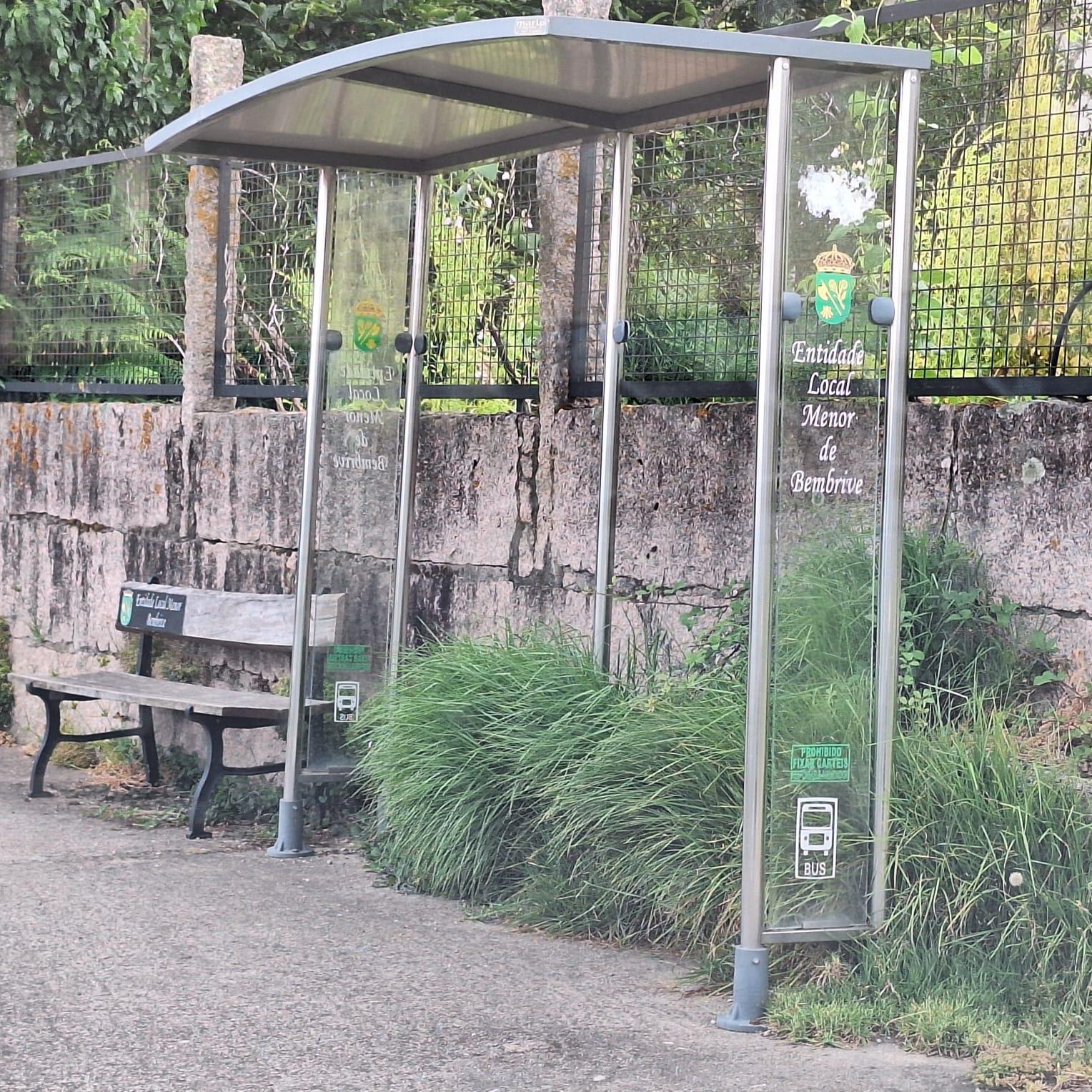 Las paradas del transporte colectivo de Bembrive, en estado de abandono