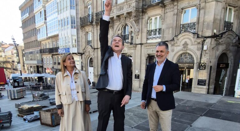 Vigo prepara un árbol de Navidad, “el más importante del planeta”, con 45 metros de altura