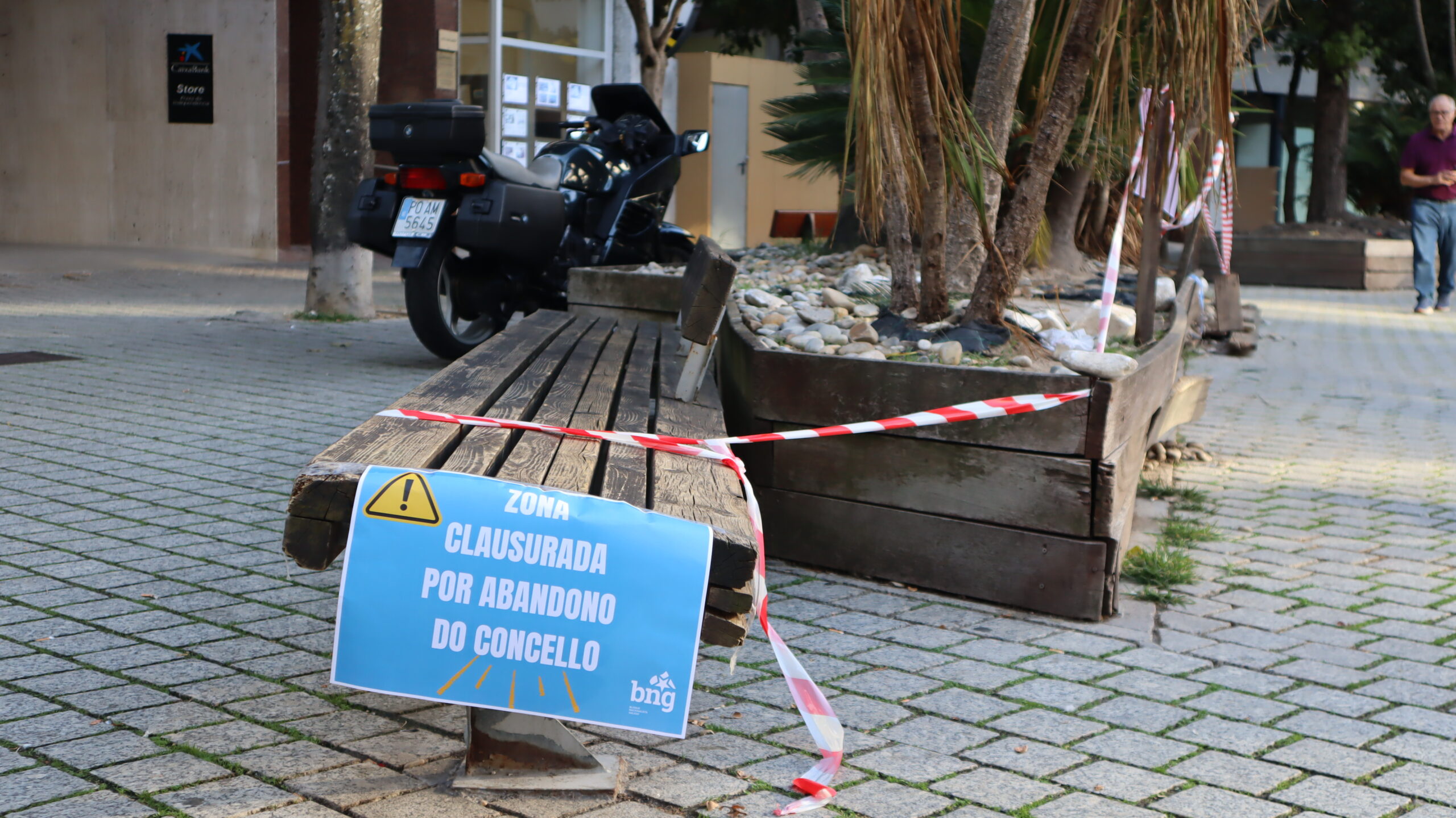 El Bloque de Vigo precinta de forma simbólica la Praza da Independencia, "diante do abandono do Concello"