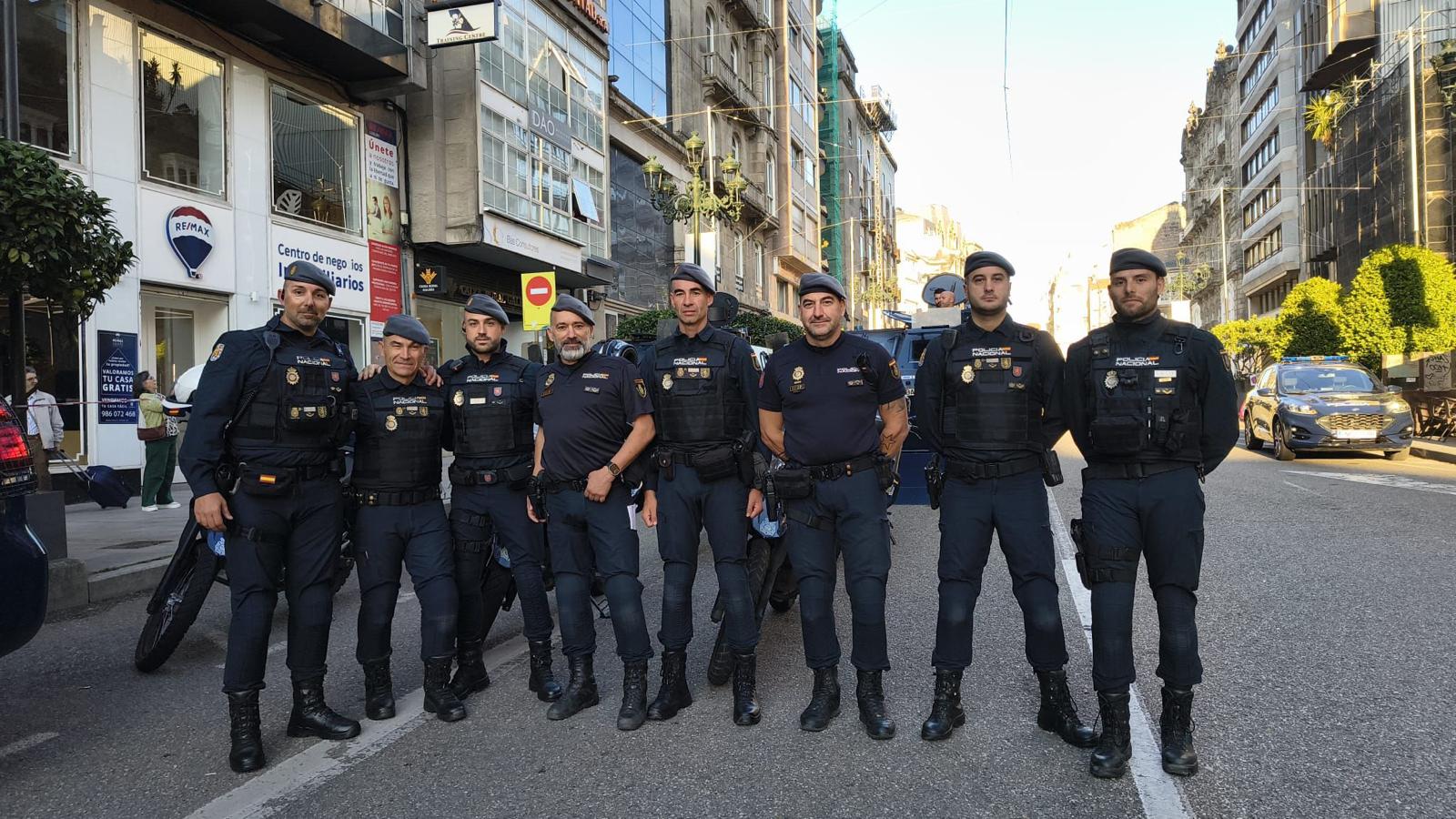 Agentes de la Policía Nacional salvan la vida de un ciudadano en pleno centro de Vigo