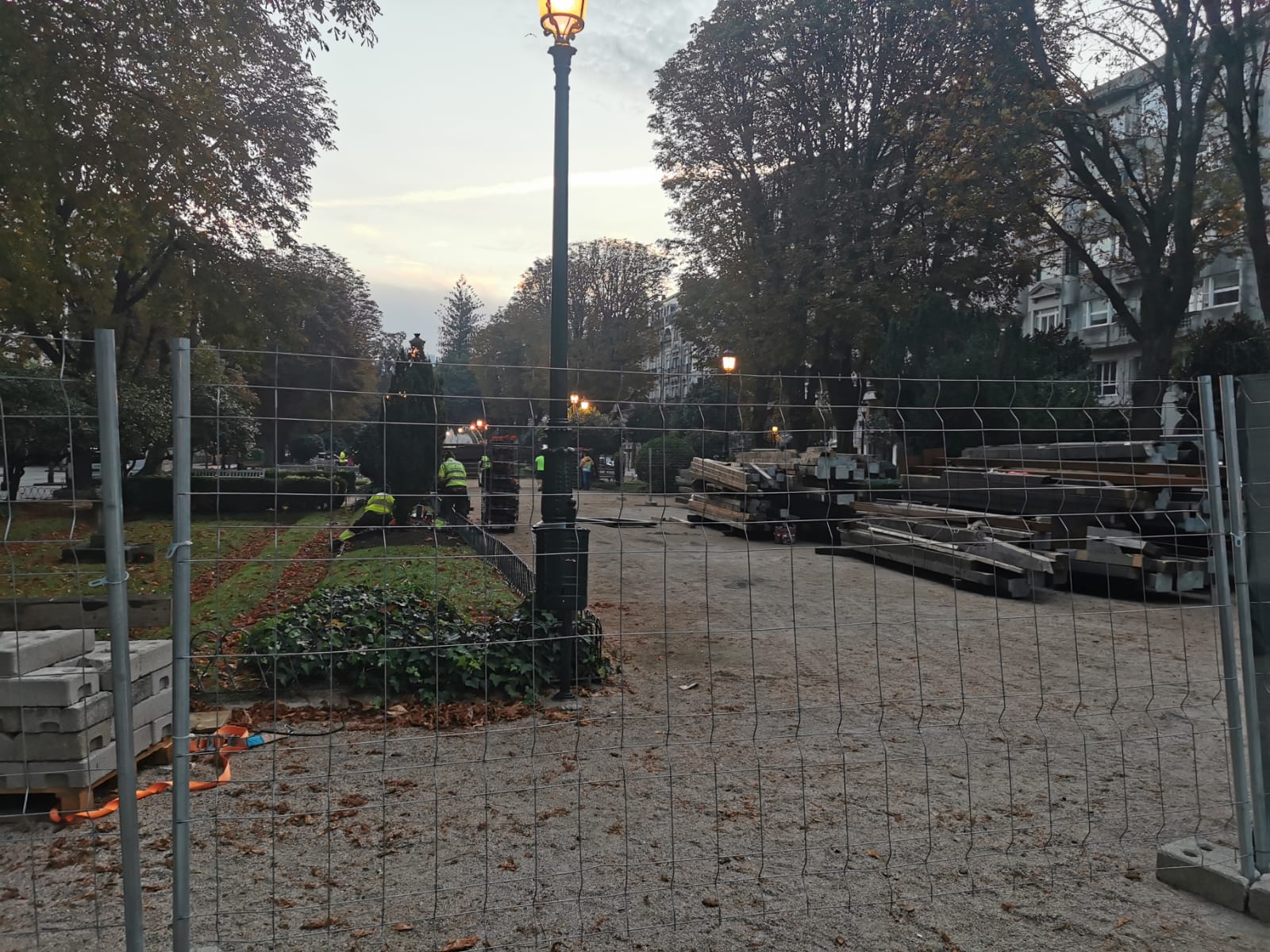 Vecinos Zona Centro denuncian obras irregulares en la Alameda para instalar el mercadillo de Navidad