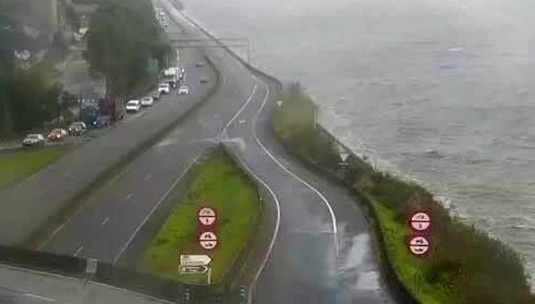Muere un motorista de 29 años tras caer al mar en la PO-11 a la altura de Ence