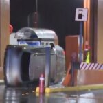 Así ha quedado el coche que ha volcado esta mañana en el peaje de la AP-9