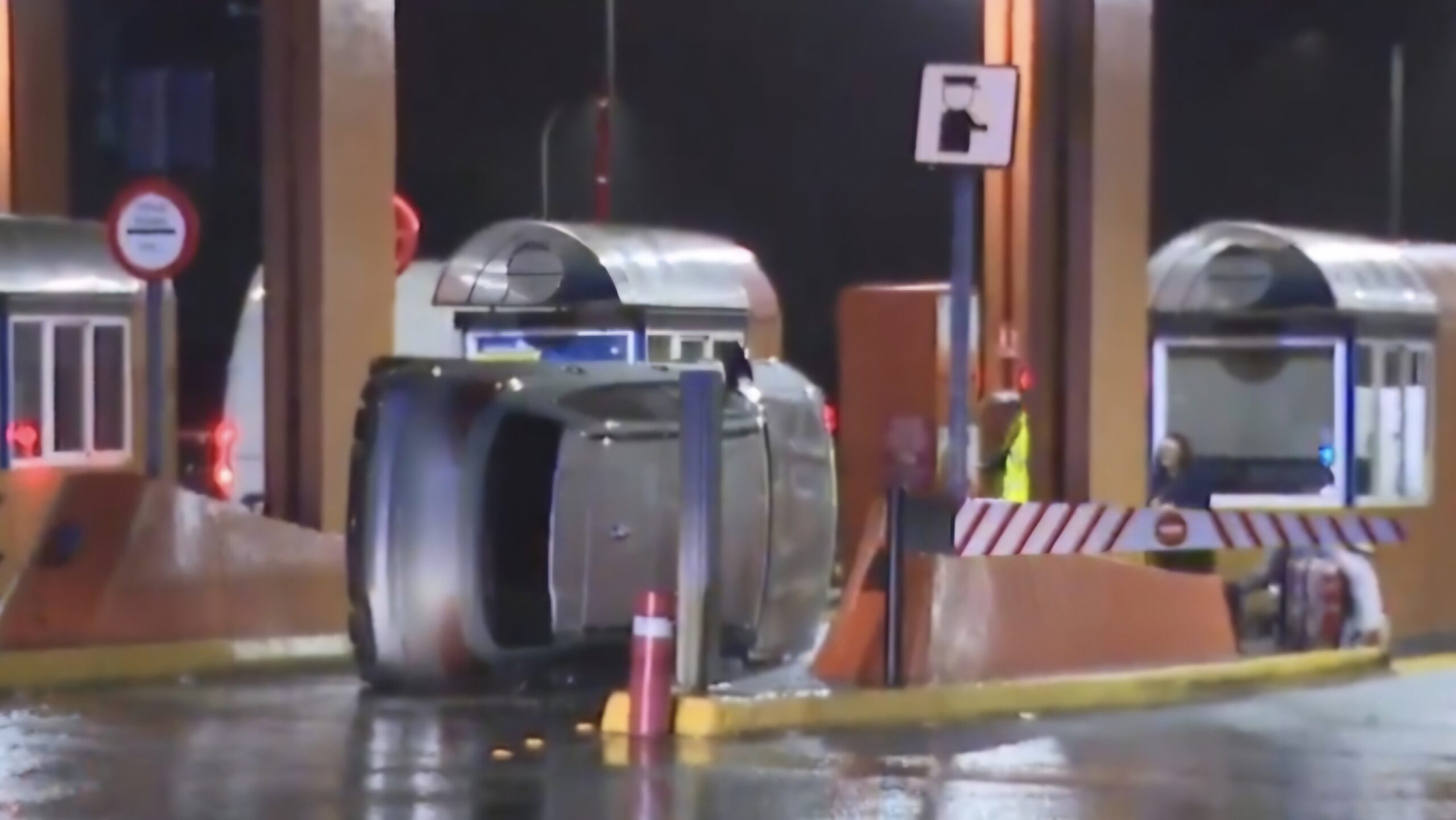 Así ha quedado el coche que ha volcado esta mañana en el peaje de la AP-9