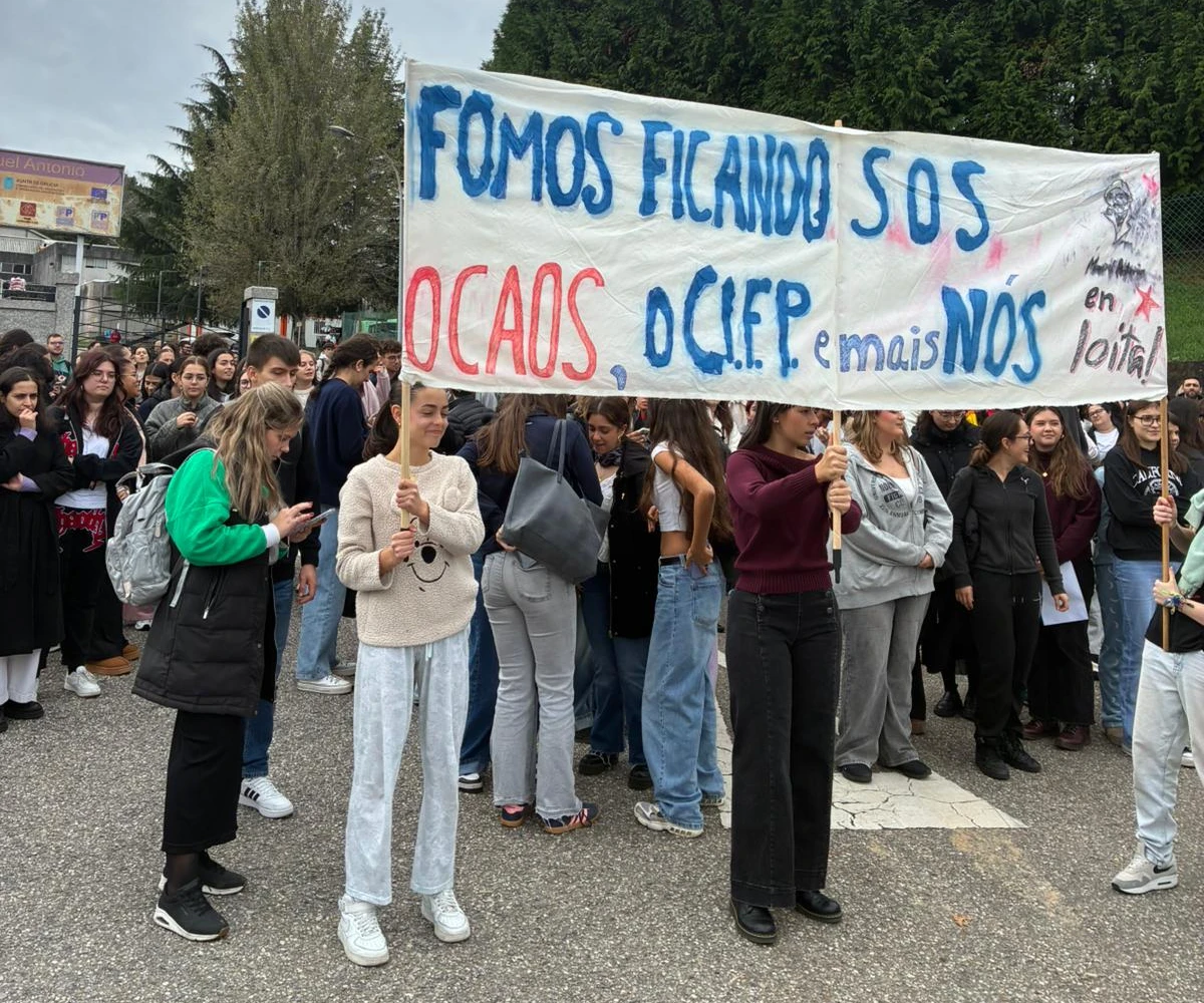 Estudiantes del CIFP Manuel Antonio protestan por las condiciones insalubres y el retraso en las clases presenciales
