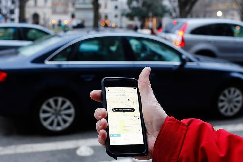 Piden inmovilizar los vehículos ilegales de Uber ante el inicio de Conxemar