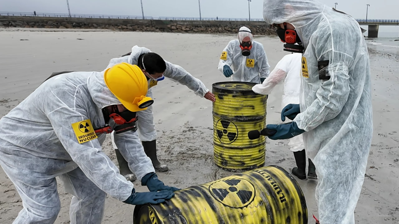 Aparición simulada de bidones radiactivos en O Vao
