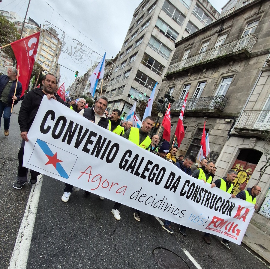 Centos de traballadores da construción saen á rúa en Vigo para secundar a folga