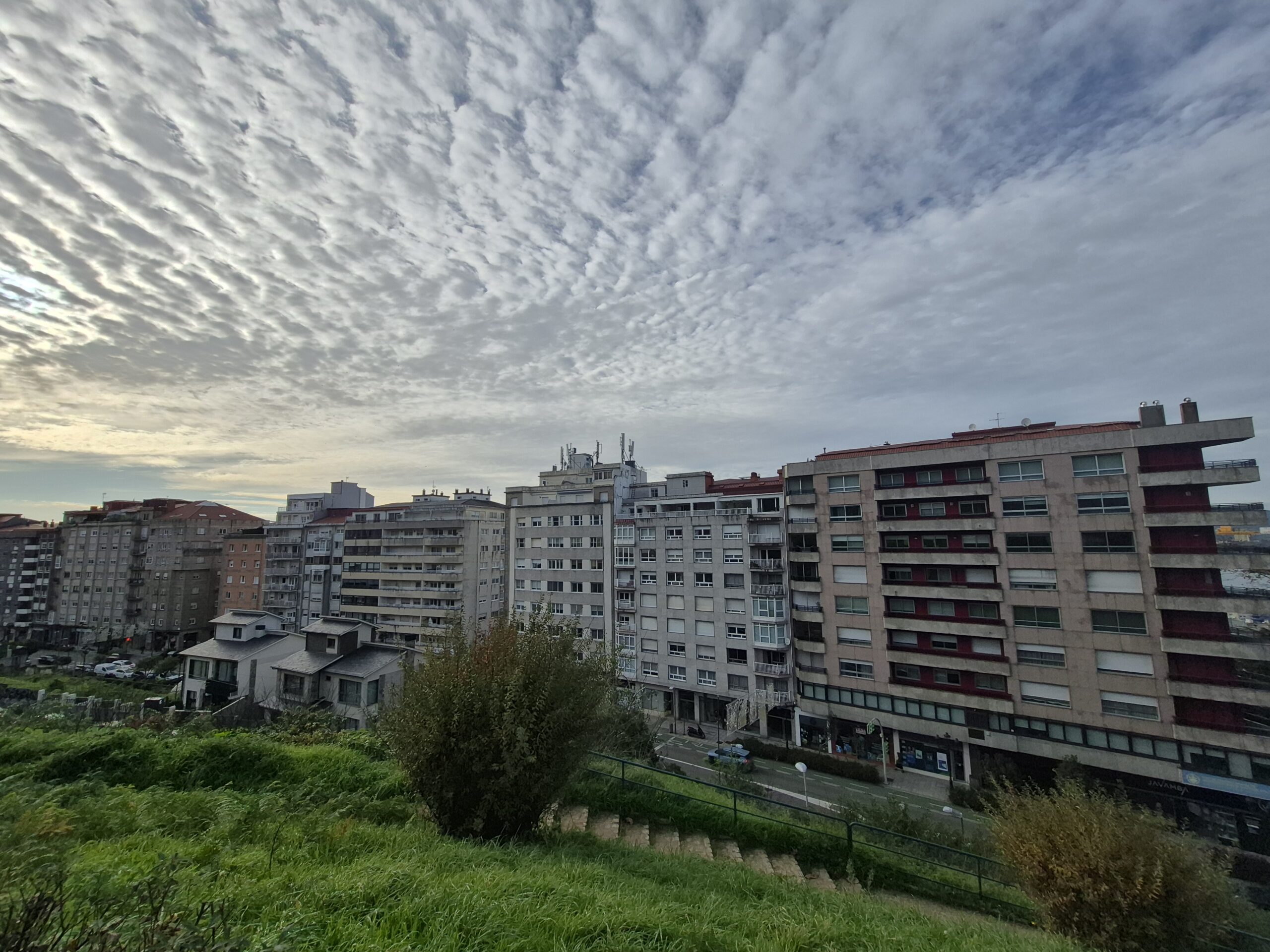 Cielos nublados, en espera de la lluvia que llegará el viernes y seguirá el sábado