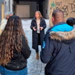 Exigen al Concello atender las quejas de los vecinos del callejón de Doctor Corbal por tráfico, limpieza e iluminación