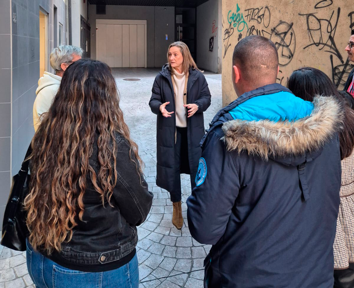 Exigen al Concello atender las quejas de los vecinos del callejón de Doctor Corbal por tráfico, limpieza e iluminación