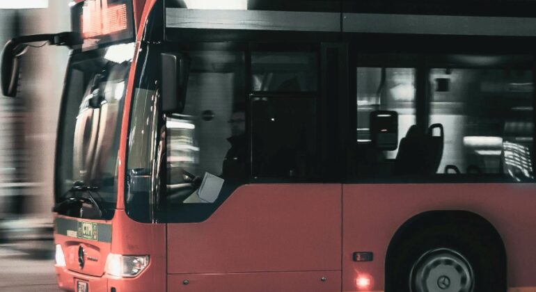 A revolución da mobilidade en Galicia: as tarxetas Xente Nova e +65 transforman o acceso ao transporte público