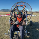 Pilar, con 84 años, cumple su sueño de volar en paratrike