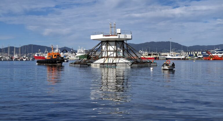 El visor submarino de 'Peiraos do Solpor' navega hacia Bouzas, en una operación inédita en España