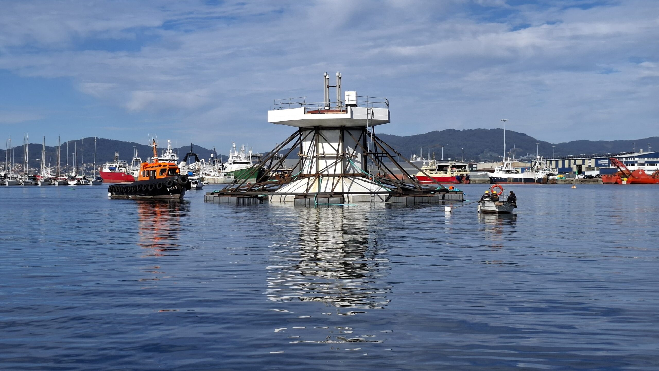 El visor submarino de 'Peiraos do Solpor' navega hacia Bouzas, en una operación inédita en España