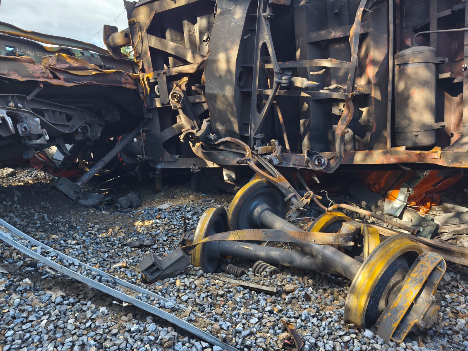 La retirada del tren descarrilado en As Neves interrumpirá varios días la línea ferroviaria entre Vigo y Ourense