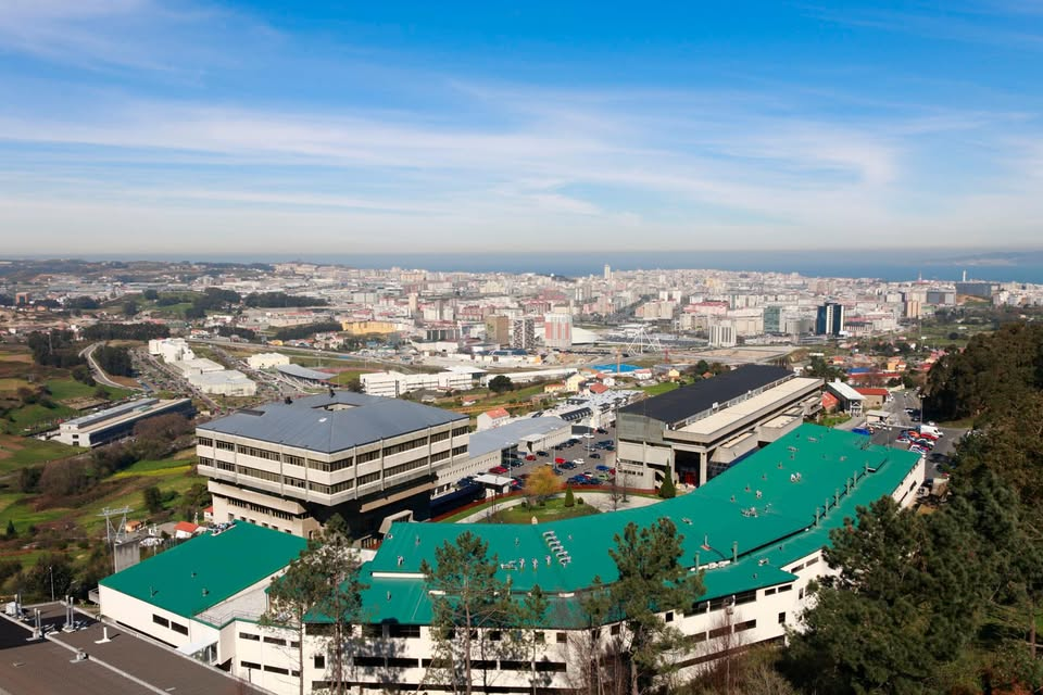 A Universidade da Coruña renuncia, durante dous anos, a implantar Medicina