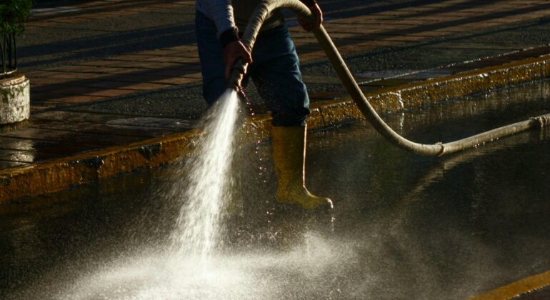 El Concello retomará el baldeo de calles, tras superarse la sequía