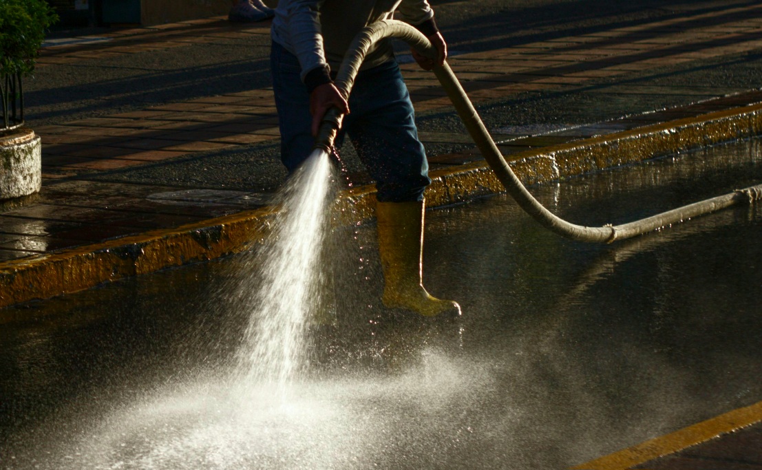 El Concello retomará el baldeo de calles, tras superarse la sequía