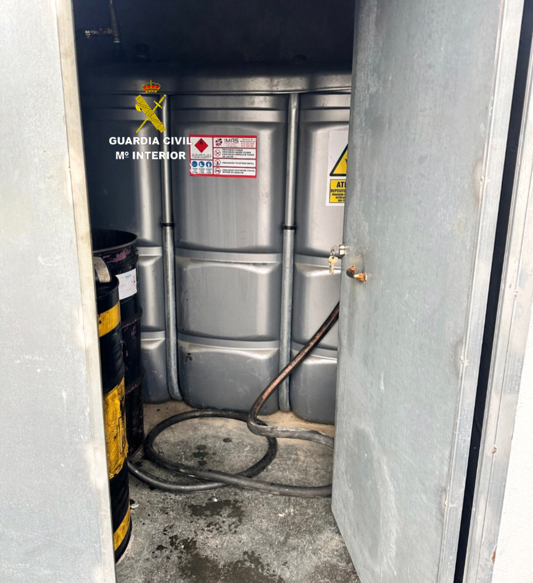 La Guardia Civil interviene más de 3.000 litros de gasóleo bonificado en una venta fraudulenta en una gasolinera de Campo Lameiro