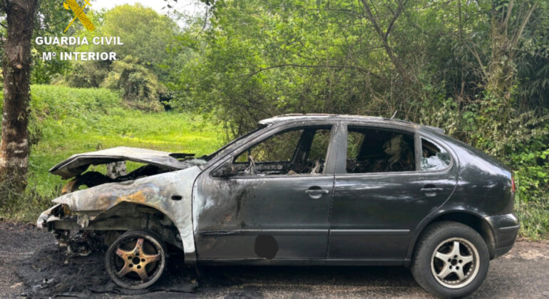 Investigado un vecino de As Neves por huir de un accidente y quemar, después, el vehículo implicado