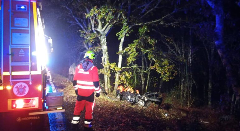 Bombeiros de Ponteareas rescatan a tres personas, después de que su coche cayese por un terraplén