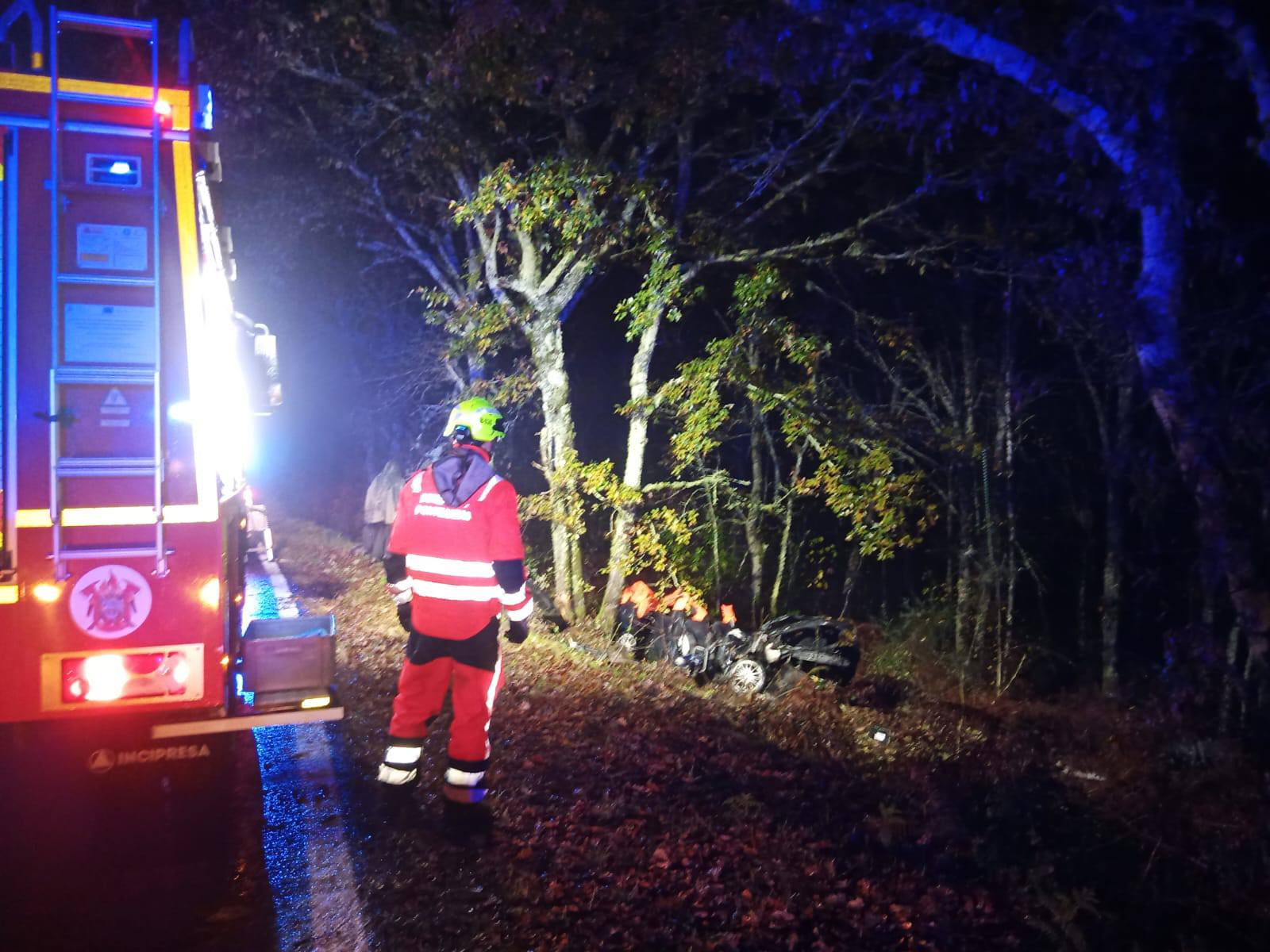 Bombeiros de Ponteareas rescatan a tres personas, después de que su coche cayese por un terraplén