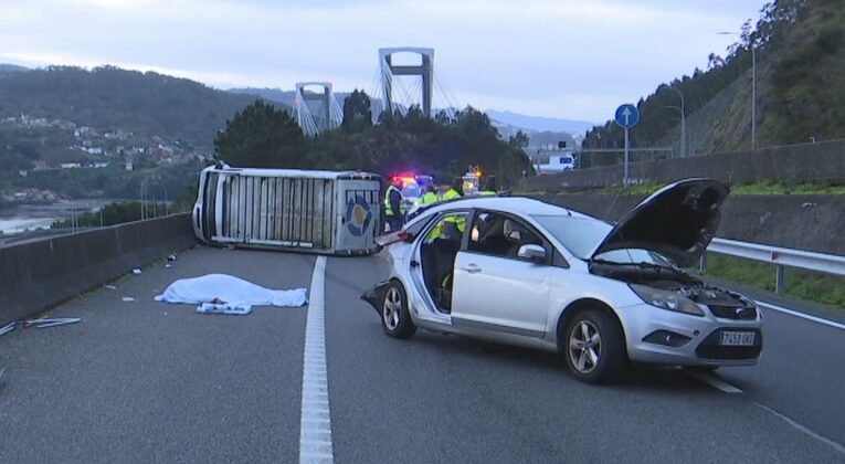 Un muerto y tres heridos en un choque entre un turismo y una furgoneta en la AP-9, a la salida del puente de Rande