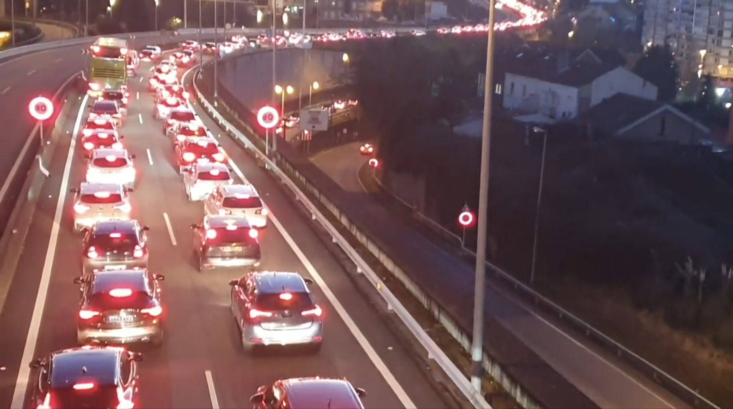 El alcalde asegura que el plan de tráfico de Navidad funcionó y el PP dice que fue un "fiasco"