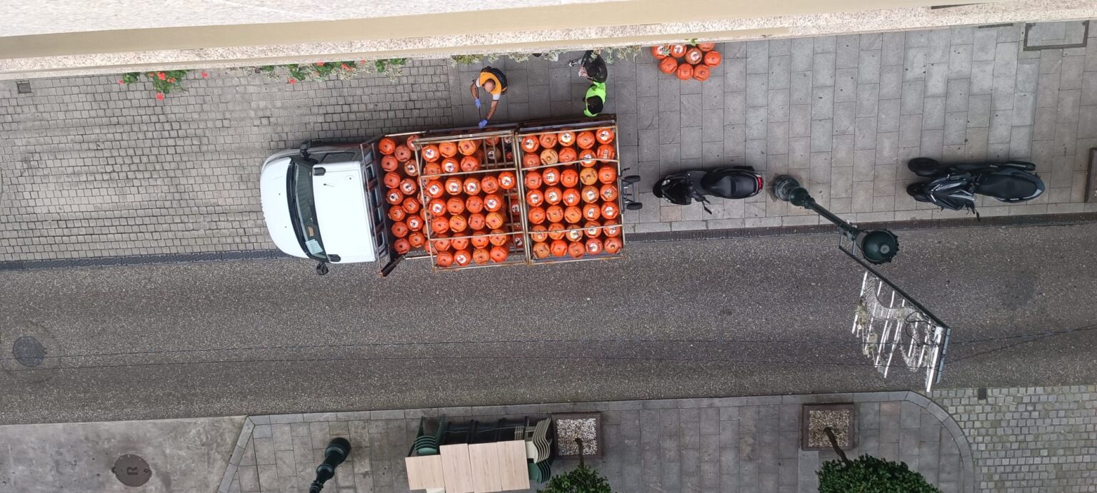 Vecinos del centro denuncian actividades ilegales en un bajo de Luis Taboada