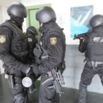 Un hombre se atrinchera en un piso de A Coruña, tras realizar varios disparos contra un edificio