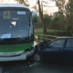Rescatan a tres ocupantes de un autobús escolar tras chocar con un coche en As Neves