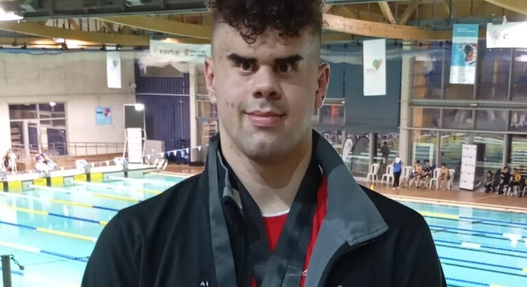 El nadador vigués Juan Ferrón inicia la temporada con doble récord de España