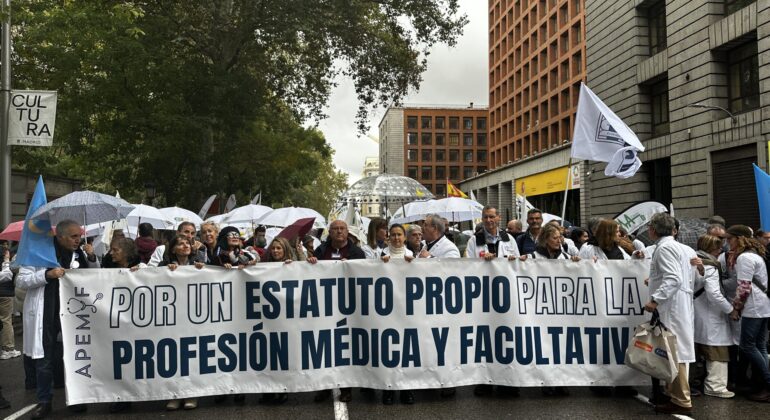 Los médicos convocan huelga indefinida, en febrero
