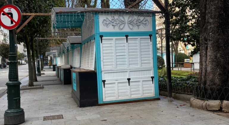 Los vecinos exigen la retirada del Cíes Market y denuncian que la Alameda lleva 3 meses ocupada